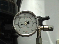 How to use a pressure gauge on an automatic greasing system